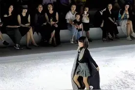 萌娃走秀遇风衣滑落，霸气救场引称赞，网友：我仿佛看到超模诞生图片