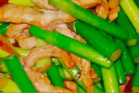 肉丝炒蒜苔不过油不焯水，如何做到肉丝软嫩蒜苔入味不发黄图片