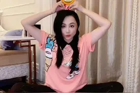 47岁曹颖晒视频，疑打光问题脸部发黑，超大鞋子抢镜被调侃像48码图片