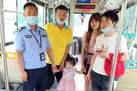 2岁小女孩独自乘公交险走丢，看到父母时，孩子的举动让人意外图片