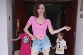 金巧巧真不像阔太，穿露脐装配热裤直播跳舞，46岁身材不输小姑娘图片
