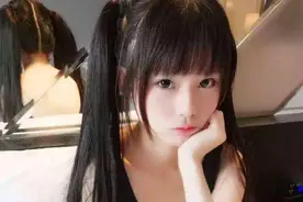 知名网红蔡萝莉挑战玲爷，玲爷表示这个动作太简单了我用脚都可以图片