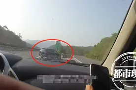 “是她让我倒的！”男子高速倒车，遇交警甩锅不成还行贿图片