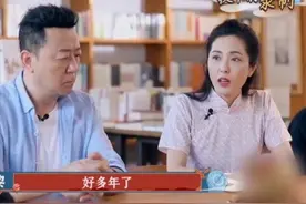 校花曾黎哽咽谈父亲，从小父母离异父亲独自过，鞋穿烂都舍不得换图片