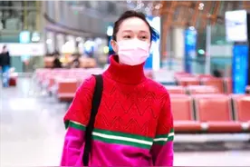 周迅的时尚看不懂，毛衣只穿“上半截”，虽然有些别扭，却挺时髦图片