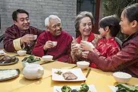亲家为什么尽量别在一起过年？三位亲家的回答，很现实图片