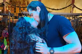 破产姐妹Max官宣恋情！晒忘情激吻照，男友留长发职业被曝光图片