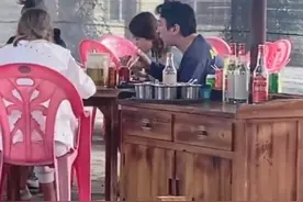 王思聪带4美女吃路边摊，头发成鸟窝，寒风中大口哈气不像贵公子图片