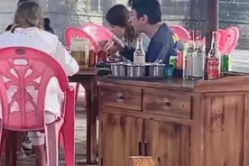 王思聪带4美女吃路边摊，头发成鸟窝，寒风中大口哈气不像贵公子图片