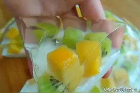 孩子爱吃的双层牛奶水果冻，甜香营养，嫩滑美味，不错的居家美食图片