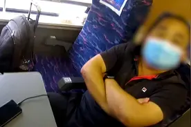 高铁上蛮横霸座 男子被行政处罚图片