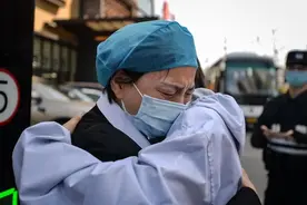 离家63天，14个月的女儿不让自己抱，妈妈忍不住大哭......图片