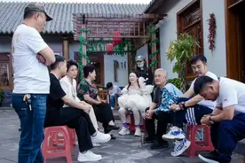 《刘老根5》杀青！赵本山罕见露面体态臃肿，徒弟宋小宝伴随左右图片