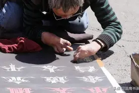流浪汉才华横溢，写出漂亮书法，为何无法成为书法家？图片