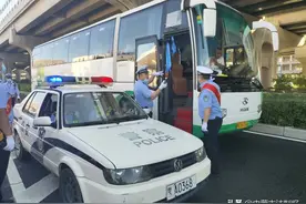 一车考生走错考点 交警护航及时送达图片