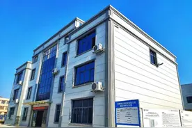 选用“墙面开槽工艺”的湖南国彩办公楼外墙翻新工程圆满成功图片