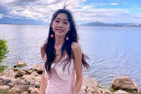 宣璐的打扮真不像30岁，一袭吊带裙穿出“骨感美”，甜美似邻家女图片