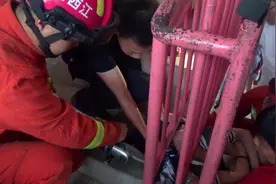 害“苦”了“头”！小女孩头卡护栏悬空30分钟 消防紧急施救！图片