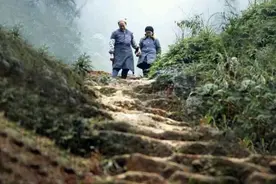 19岁小伙带29岁寡妇私奔，隐居深山，花50年时间凿出6208级天梯图片