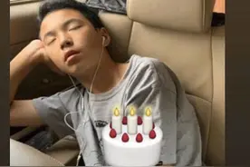王文也姐弟感情好，偷拍弟弟“丑照”，弟弟五官和爸爸如出一辙图片