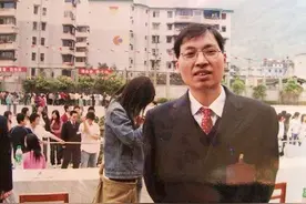 汶川地震英雄老师谭千秋，小女儿已上初中，大女儿哈佛毕业成律师图片