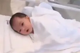 “高颜值宝宝”火了，靠容貌征服网友：像在娘胎里“割过双眼皮”图片