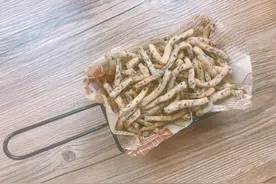 用鸡蛋和面粉做的小零食，吃起来嘎嘣脆，炸一大锅都不够吃图片