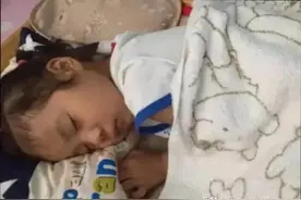 小女孩独睡两米大床，却总说很挤，父母安装监控后落泪图片