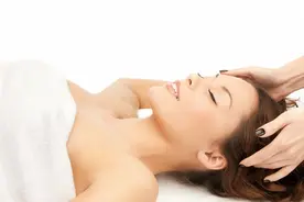 青岛大姐开养生馆，利用免费按摩，半年赚了60万，套路真厉害图片