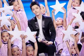 肖战空降央视晚会，和周震南合影引争议，王一博揣兜却找不到口袋图片