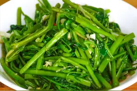 广东人教我炒青菜，学会这些小技巧，青菜翠绿不出水，比饭店好吃图片