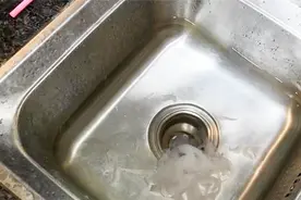 洗碗池堵塞了水流不通，家装师傅告诉你，不花一分钱就能轻松搞定视频封面