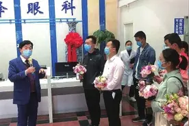 焦作尖峰眼科医院，为抗疫战士送福利图片