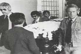 1973年李小龙葬礼，来了六个神秘的扶灵人：都是国外的显赫人物图片