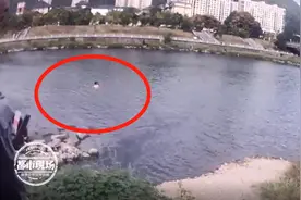 分手2个月的前女友找了新欢后，发了条朋友圈，男子伤心到跳河图片