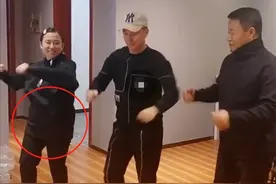 33岁丫蛋疑怀二胎，肚子凸起跳舞慢半拍，一旁的杨树林太喜感图片