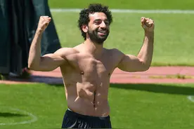 萨拉赫简单粗暴肌肉线条，超狂“刀割腹肌”直逼C罗冰块腹肌图片