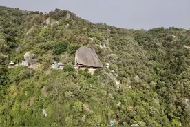 在巨石夹缝中生存的甘露寺，相传寺中佛像的肚脐能漏米？太神奇了图片