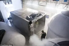 开卡车抢走大量冷冻尸体，无法想象的灾难：冷冻公司发生离婚大战图片