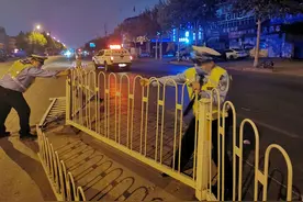 临沂一车主深夜酒驾撞到路中央护栏后逃逸，半小时就被抓捕归案图片
