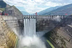 大国重器震撼之美！白鹤滩水电站大坝表孔首次过流图片
