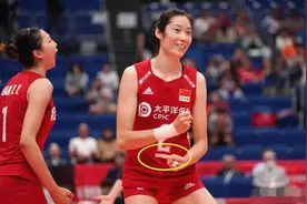 为什么朱婷球衣号码下面有一横线，其他球员的没有？有什么特殊？图片