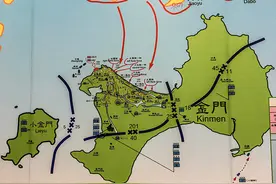 金门战役失利，前线总指挥连降四级成大校，被送回的战俘受尽委屈图片