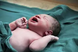 新生儿屁股“淤青”是怎么回事？不是投胎时被踢，与父母有关系图片