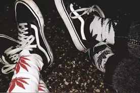 男人骚不骚，看袜子就知道图片