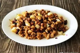 家常版宫保鸡丁，鸡肉滑嫩不硬不柴有窍门，香辣美味全家都爱吃图片