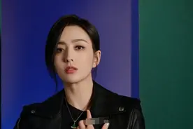佟丽娅代言高奢，穿皮衣露马甲线好飒，穿裙子秀事业线秒变小女人图片