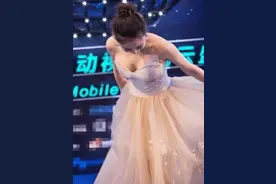 马苏无惧别人眼光，硬穿抹胸礼服“撑”出凹凸感，弯腰瞬间太撩人图片