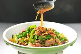 费大师辣椒炒肉首次开讲，绝密蒜油+秘制酱油+煸肉工艺=开出40店图片