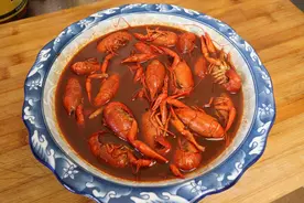 买小龙虾时，买青色还买红色？口感差距很大，不懂买错颜色就亏了图片